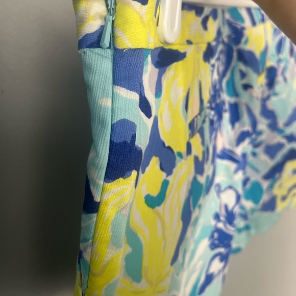 Lilly Pulitzer Ylang Ylang Love Scalloped Hem Side Zip Magnolia Shorts  size 4 - Picture 3 of 6
